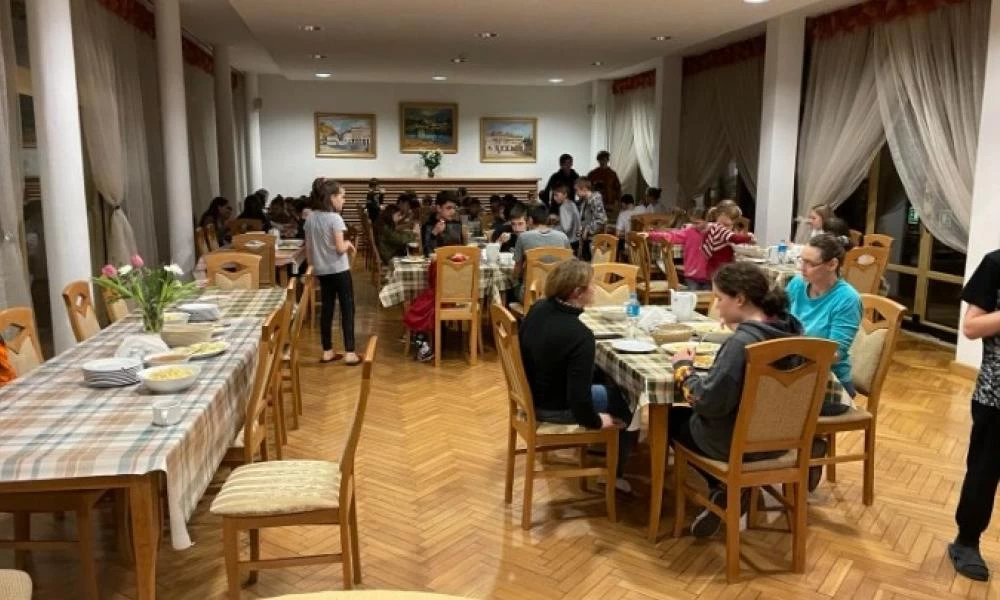 Πόλεμος στην Ουκρανία: Άφιξη της ανθρωπιστικής αποστολής της ΕΣΗΕΑ σε 62 ορφανά παιδιά στη Μαριούπολη